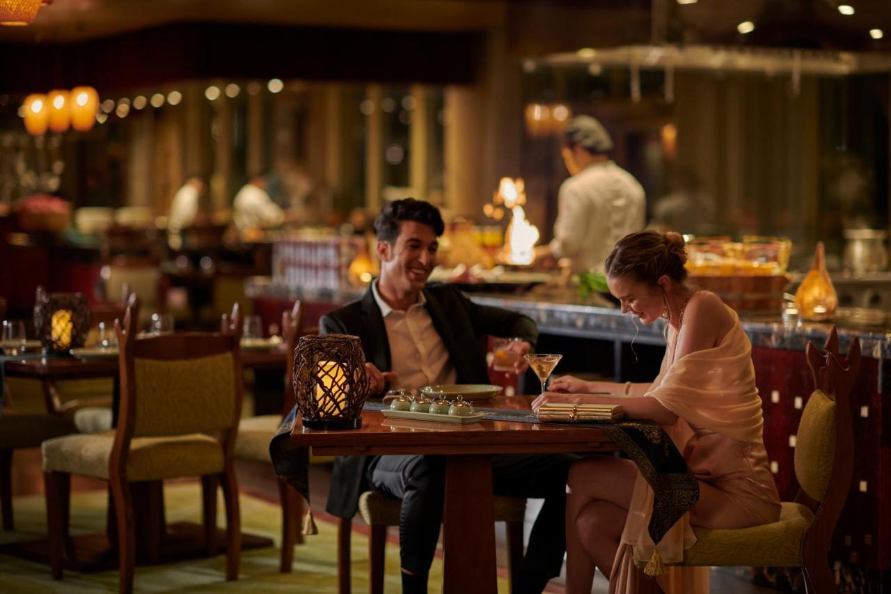 Grand Hyatt Doha Hotel & Villas Exteriér fotografie A couple dining at the restaurant