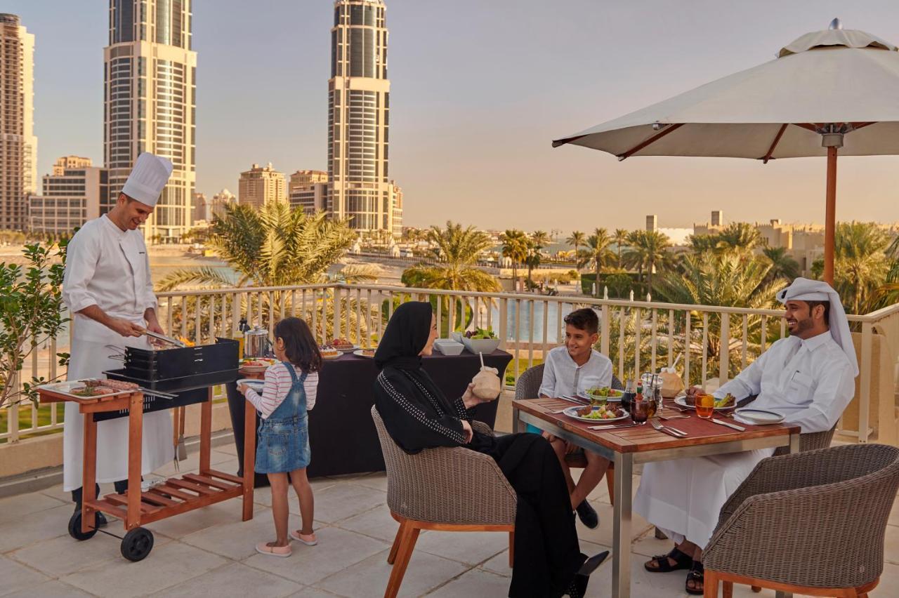 Grand Hyatt Doha Hotel & Villas Exteriér fotografie Family dining at the hotel