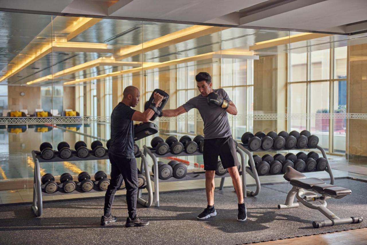 Grand Hyatt Doha Hotel & Villas Exteriér fotografie Personal trainer with a client