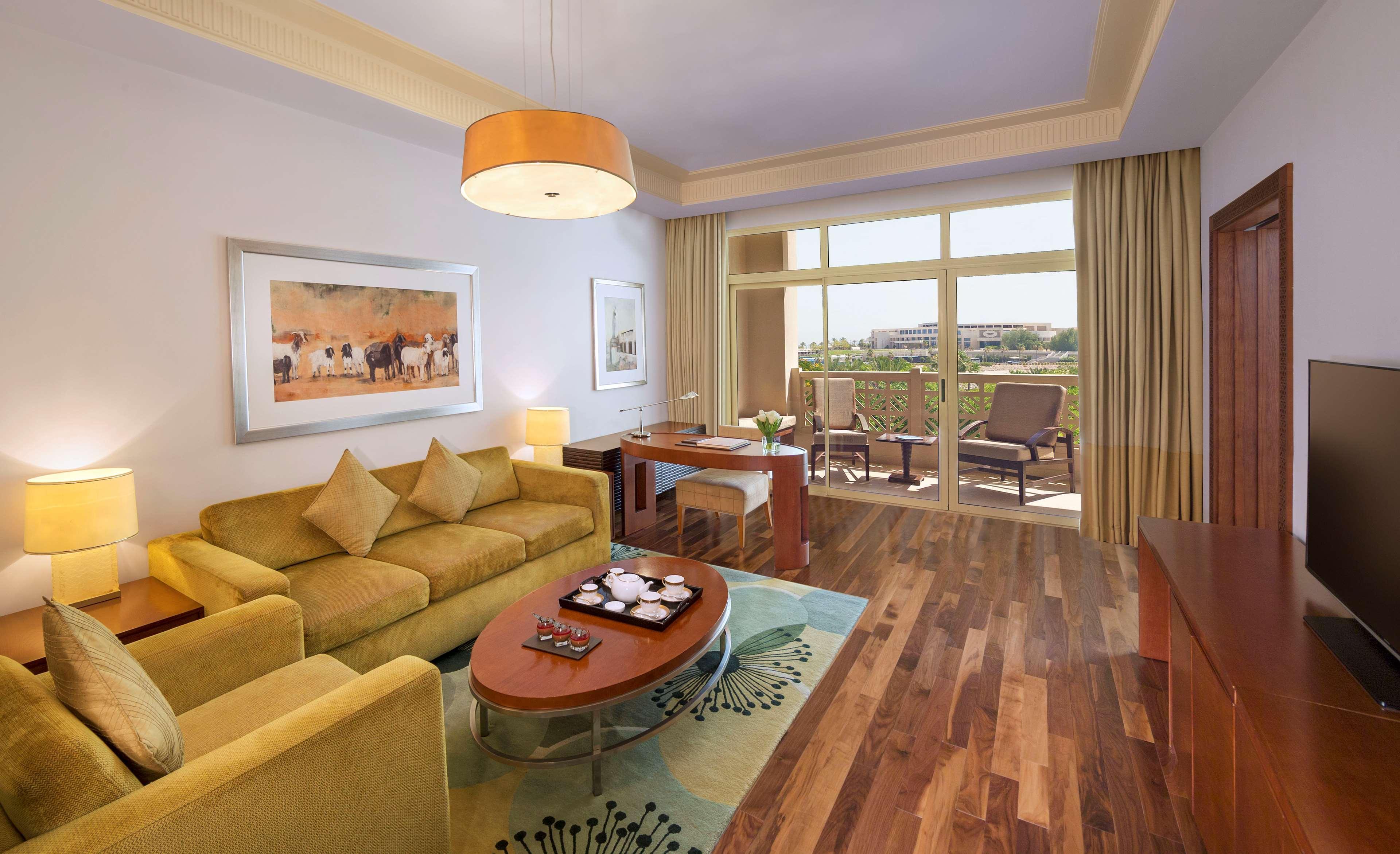 Grand Hyatt Doha Hotel & Villas Exteriér fotografie A living room at the Jumeirah Emirates Towers Hotel