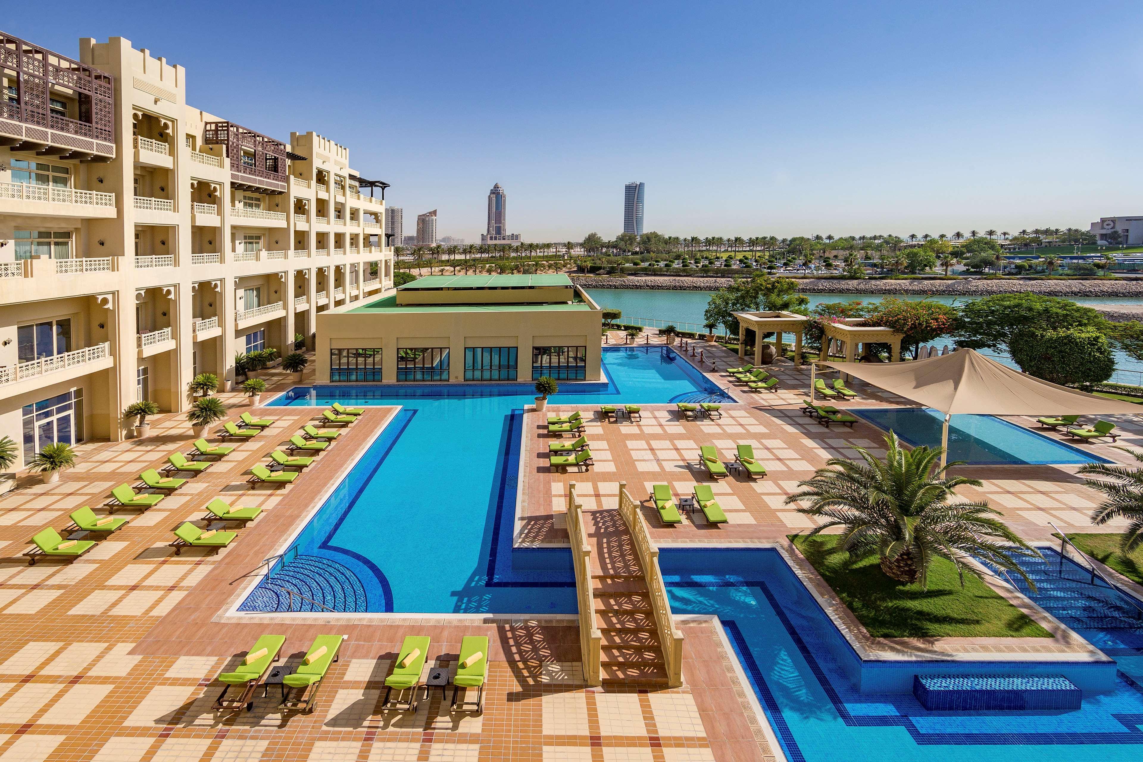 Grand Hyatt Doha Hotel & Villas Exteriér fotografie The swimming pool at the Jumeirah Lakes Towers