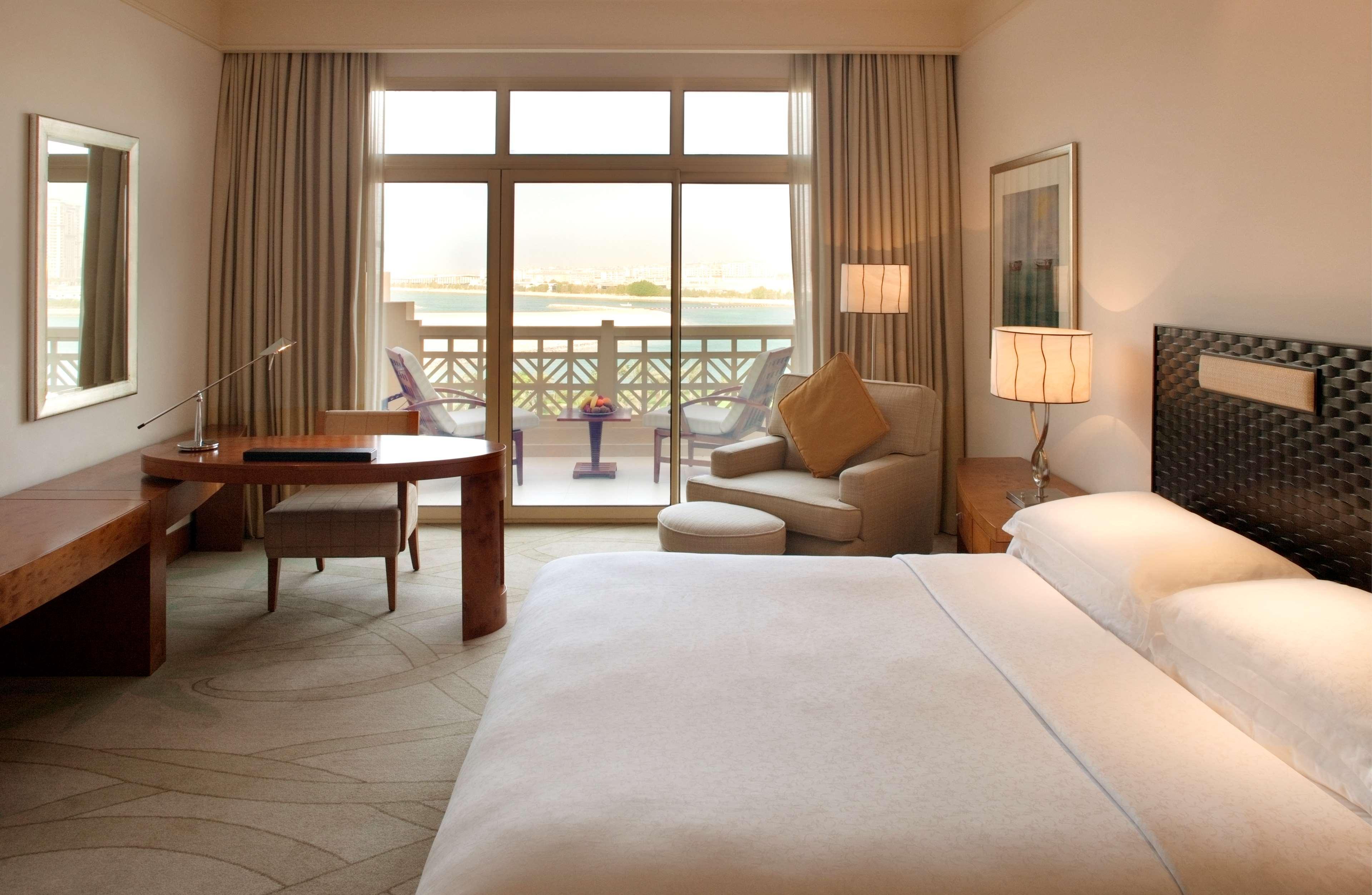 Grand Hyatt Doha Hotel & Villas Exteriér fotografie A guest room at the Jumeirah Beach Hotel