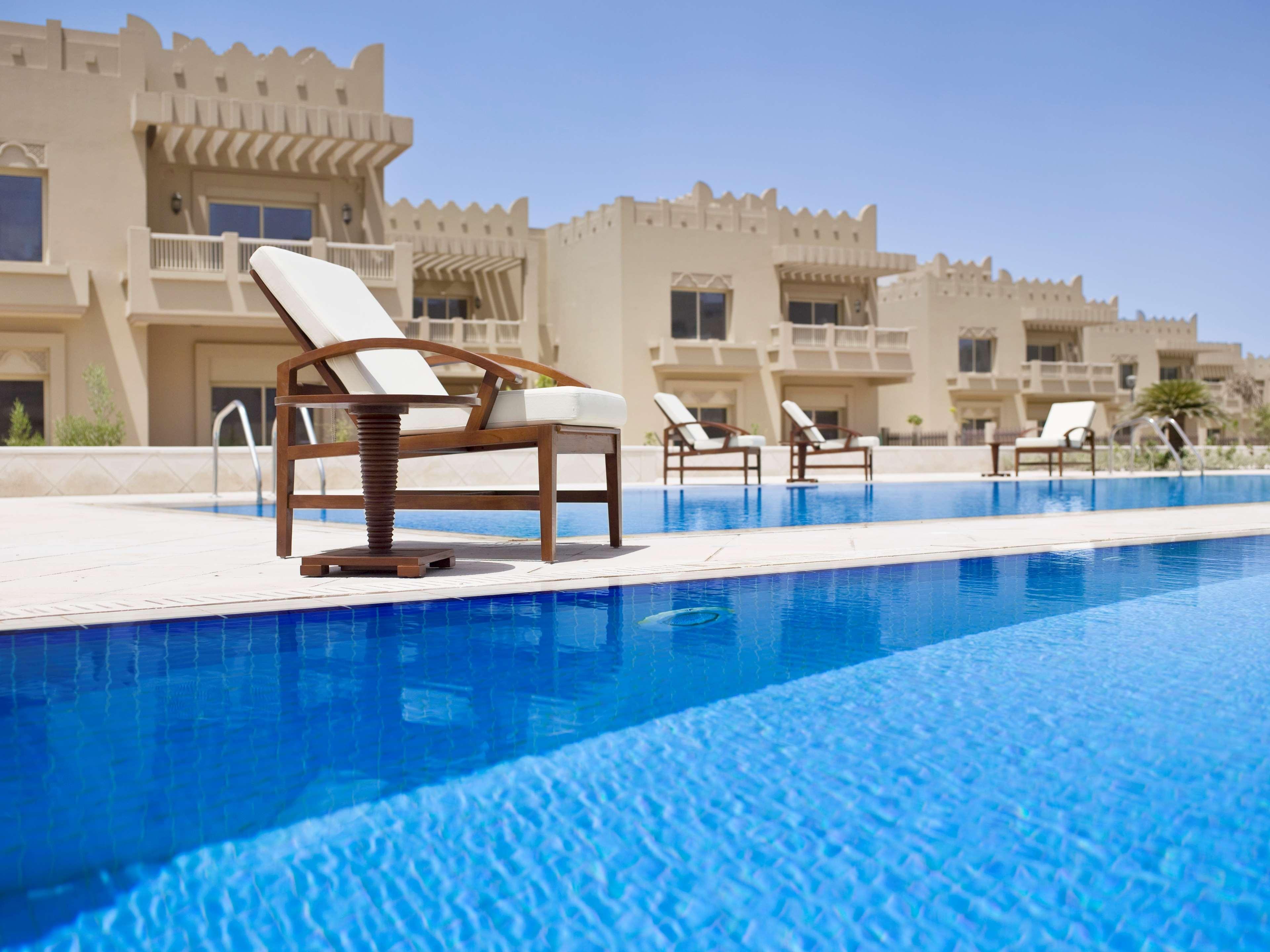 Grand Hyatt Doha Hotel & Villas Exteriér fotografie The swimming pool at the resort