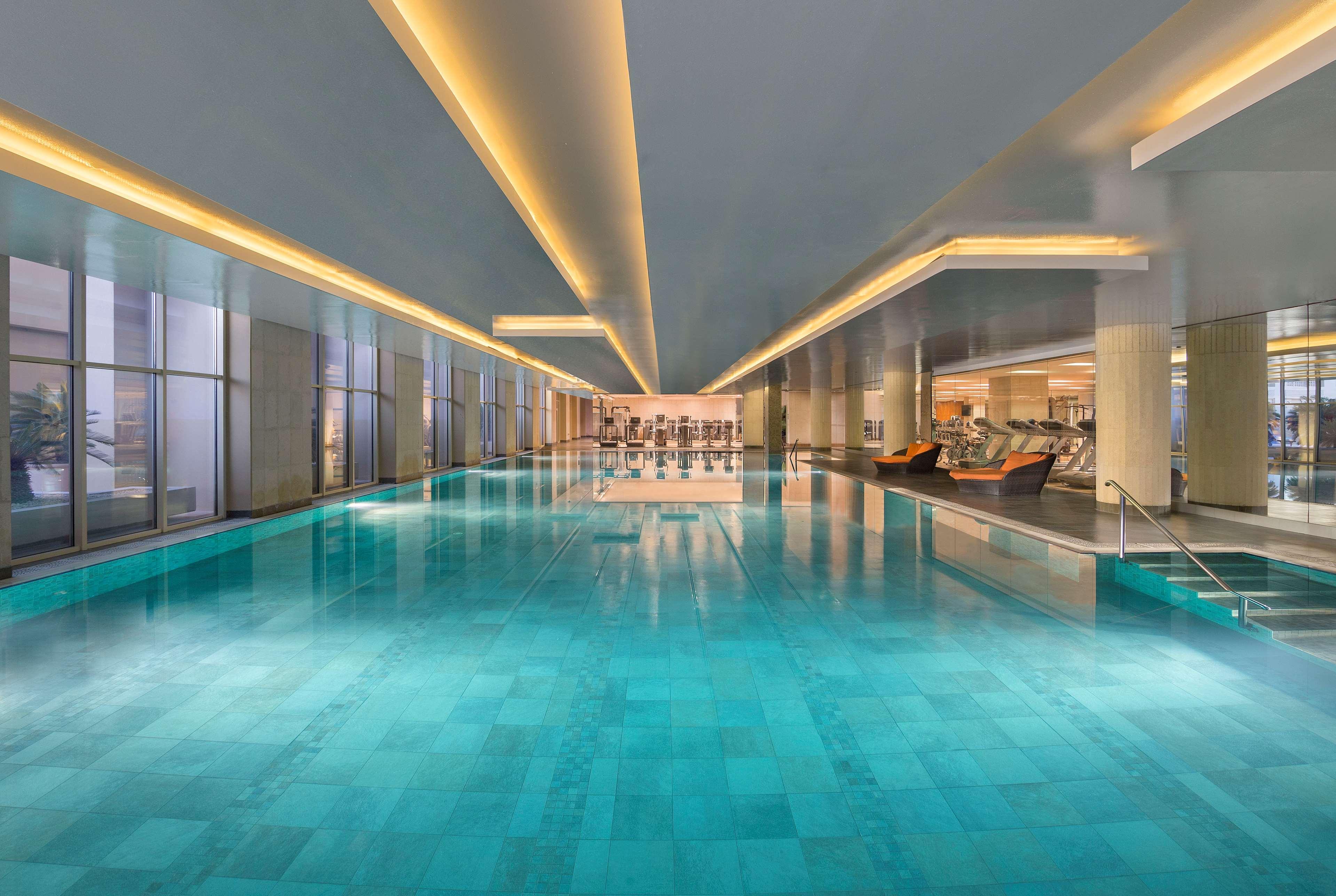 Grand Hyatt Doha Hotel & Villas Exteriér fotografie The swimming pool at the hotel