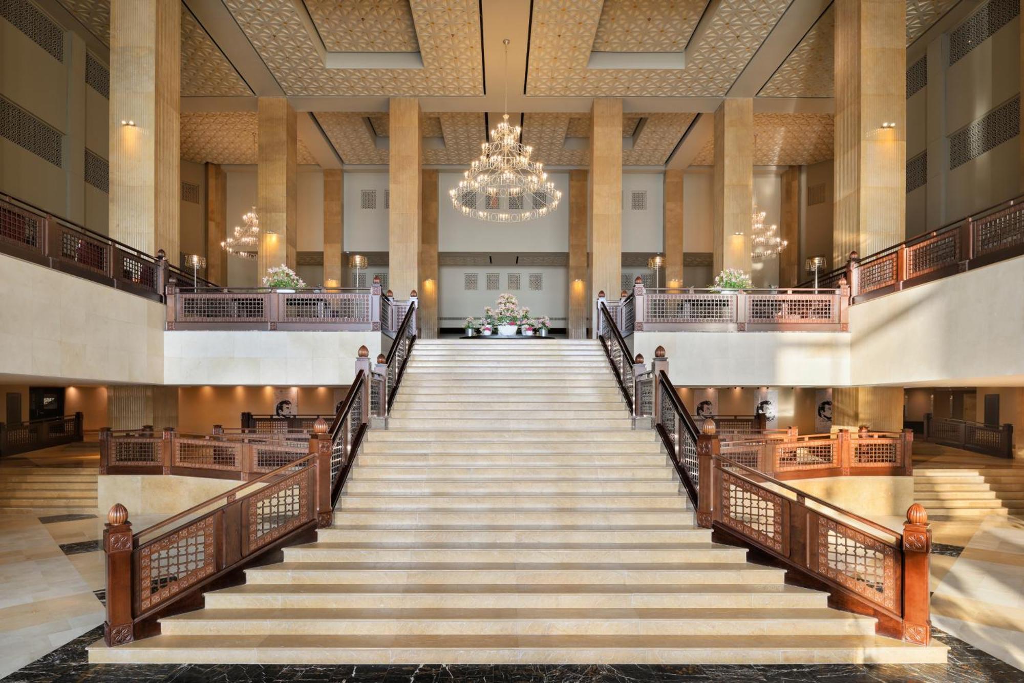 Grand Hyatt Doha Hotel & Villas Exteriér fotografie The main staircase at the Ritz-Carlton, DIFC