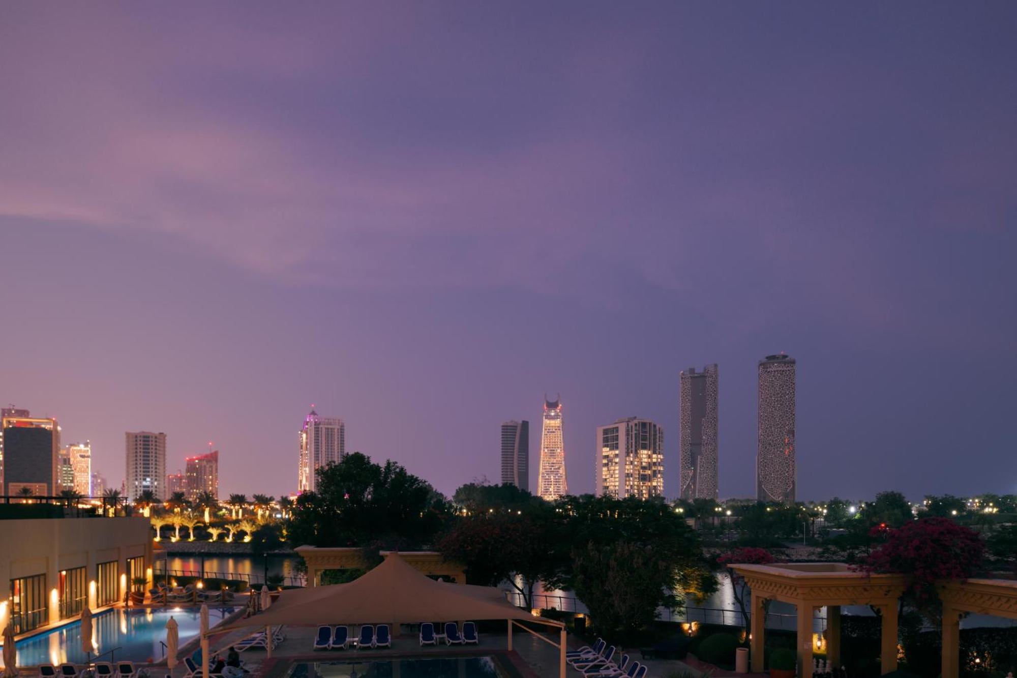 Grand Hyatt Doha Hotel & Villas Exteriér fotografie View of the city at night