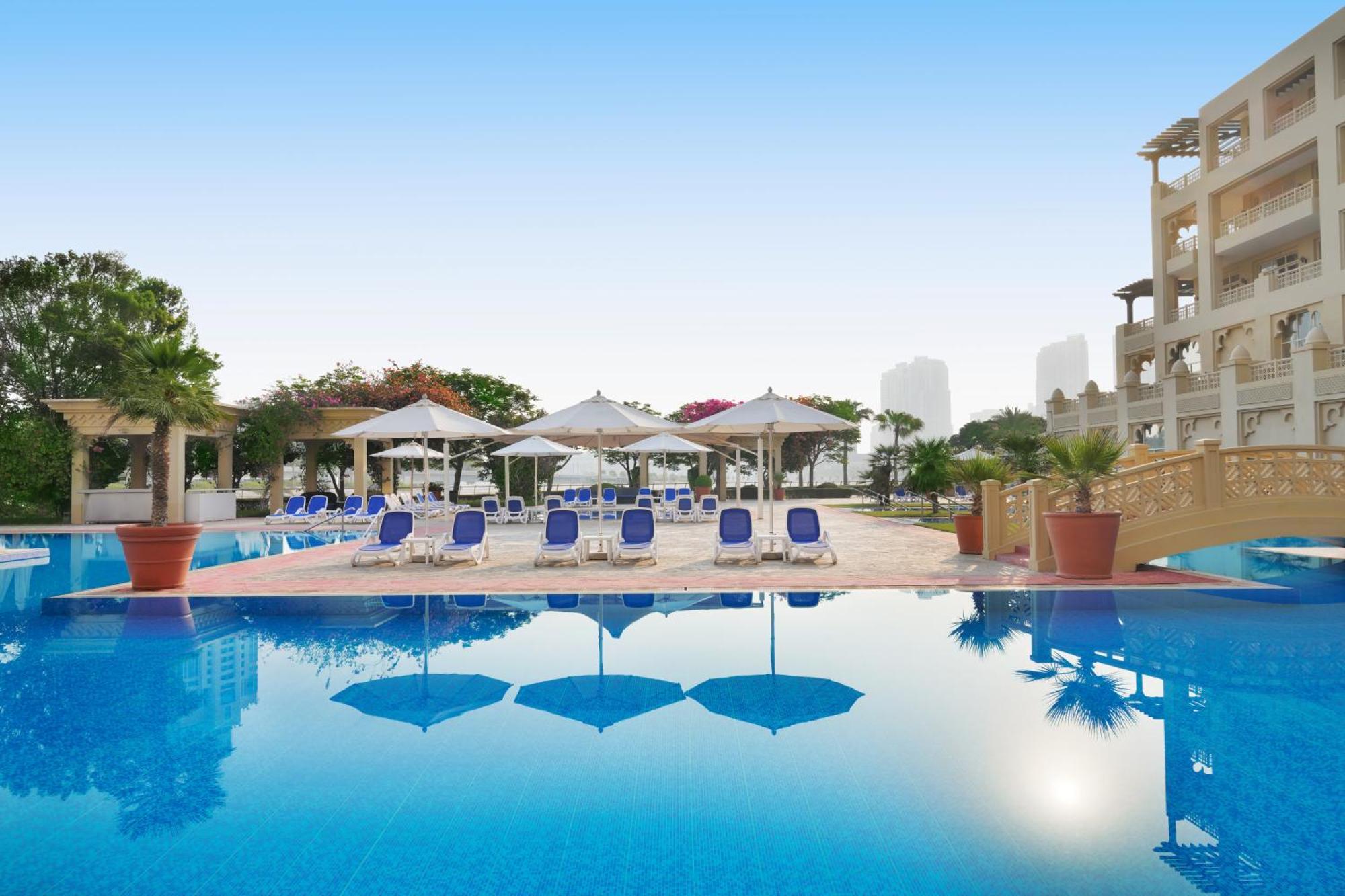 Grand Hyatt Doha Hotel & Villas Exteriér fotografie The swimming pool at the Jumeirah Creekside